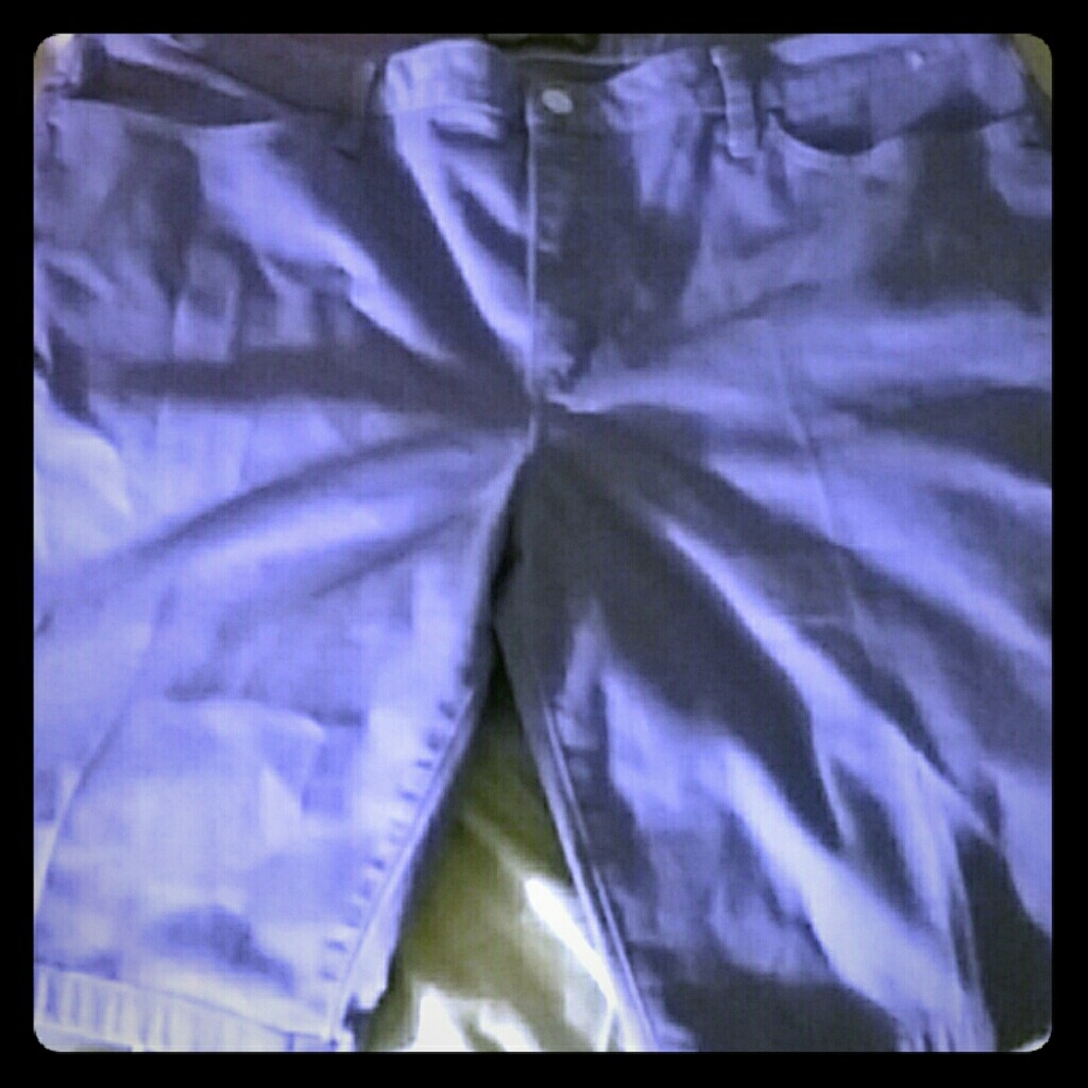 Mid Rise Bermuda shorts